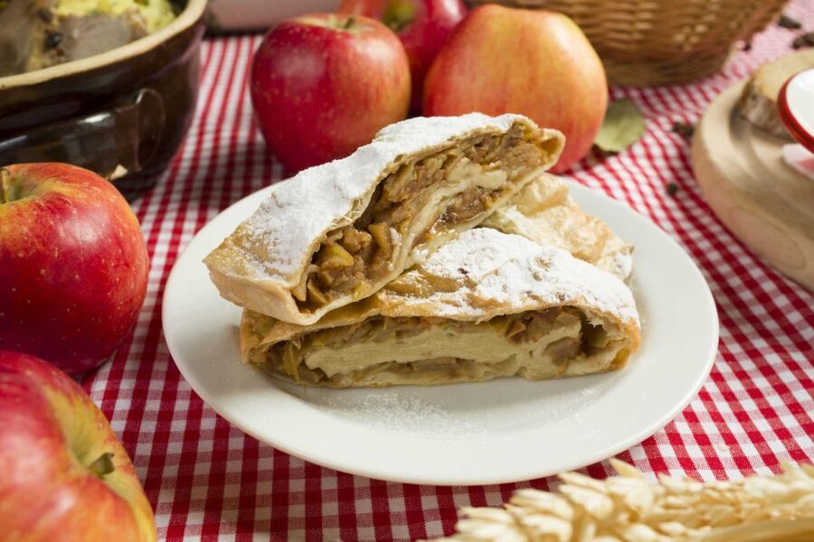 Prague: Evening Folklore Garden Party with Traditional Menu - Starting with medovina and Czech hospitality