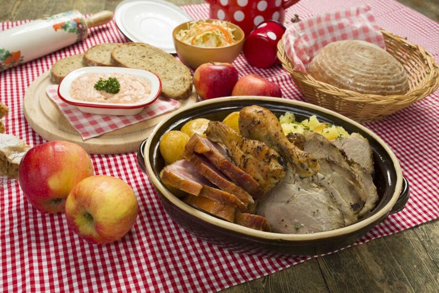 Prague: Evening Folklore Garden Party with Traditional Menu - What arrives in the four-course dinner