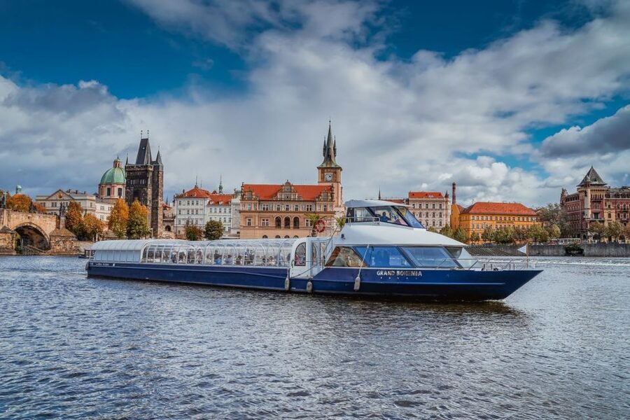 Prague: Evening Vltava River Eco Cruise with Prosecco - Key points to know before boarding