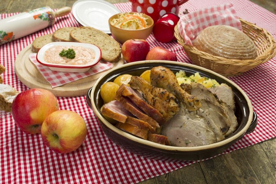 Prague: Folkloric Dinner Show with Unlimited Drinks - Key points at a glance