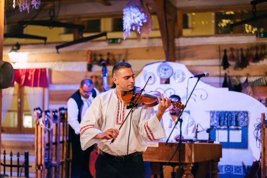 Prague: Folkloric Dinner Show with Unlimited Drinks - The evening begins with a mead toast
