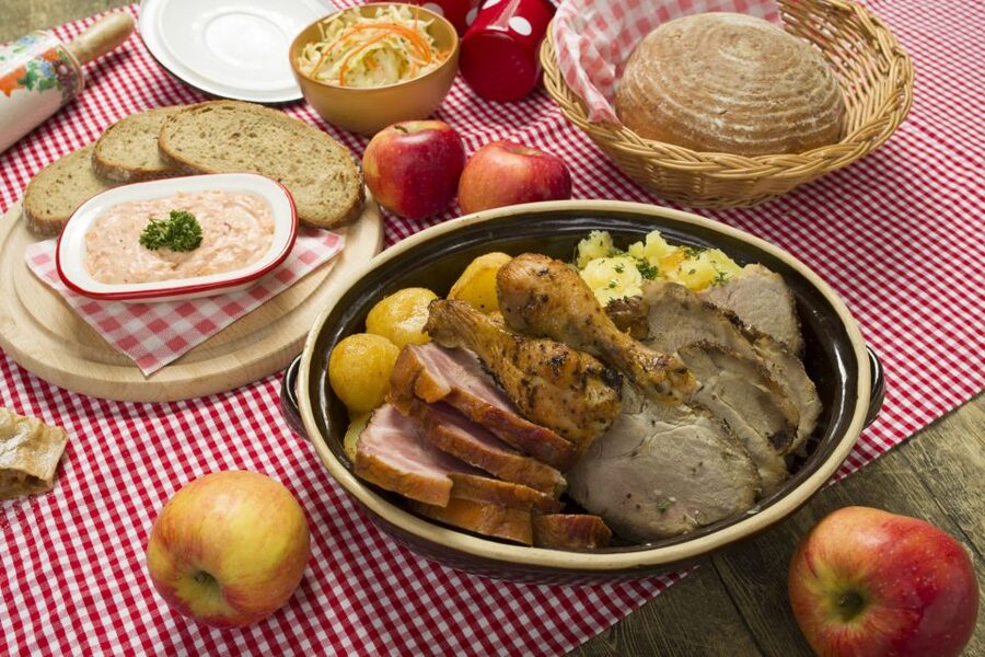 Prague: Folkloric Dinner Show with Unlimited Drinks - Christmas and New Year options