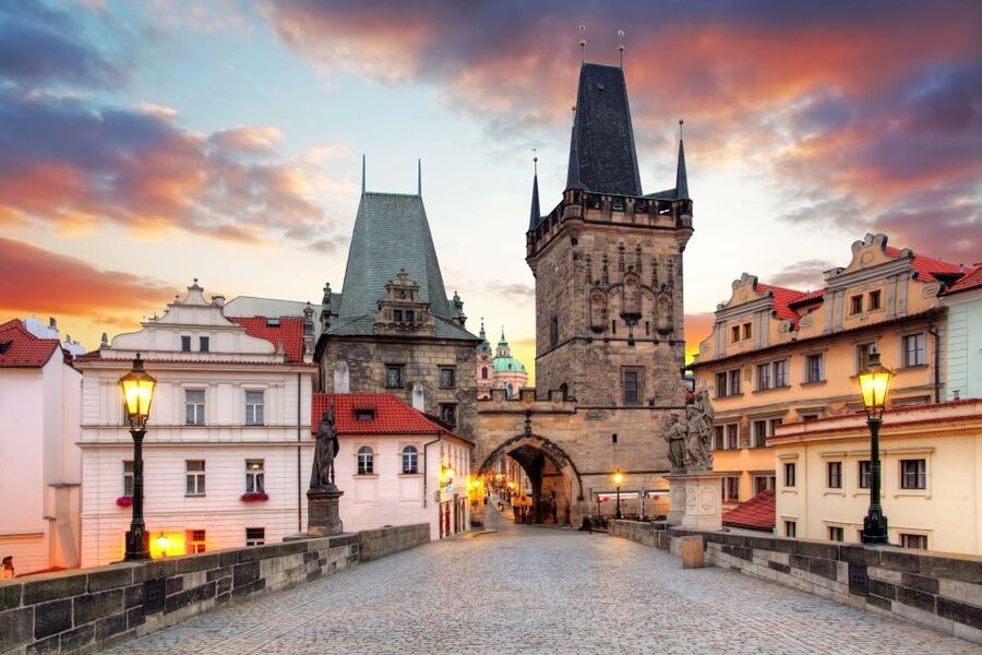 Prague: Full-Day Old Town, River Cruise & Prague Castle Tour - The guides shape the experience