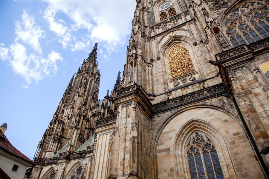 Prague: Full-Day Sightseeing Tour with Cruise and Lunch - How much walking and waiting should you expect?