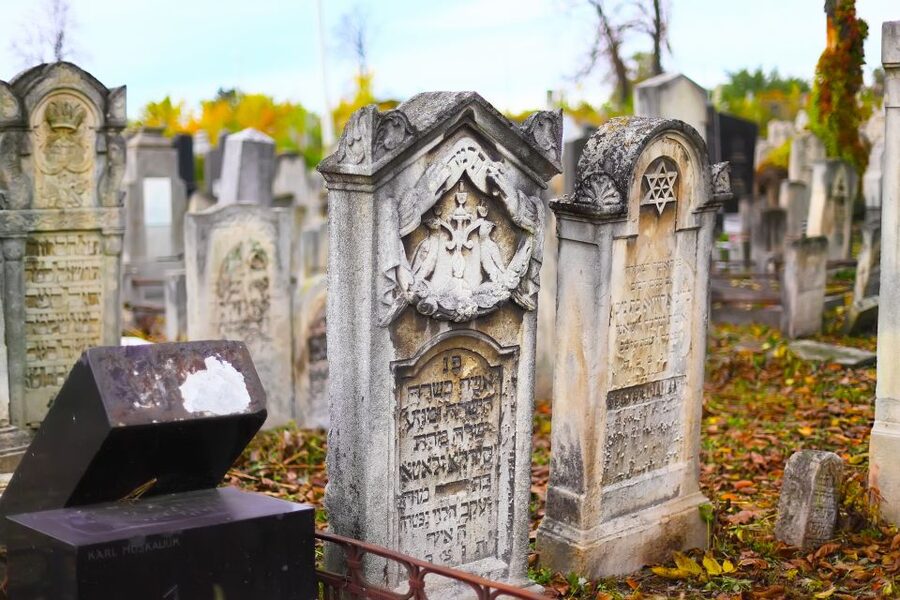 Prague: Full-Day Tour with Lunch and River Boat Cruise - The former Jewish ghetto and its difficult past