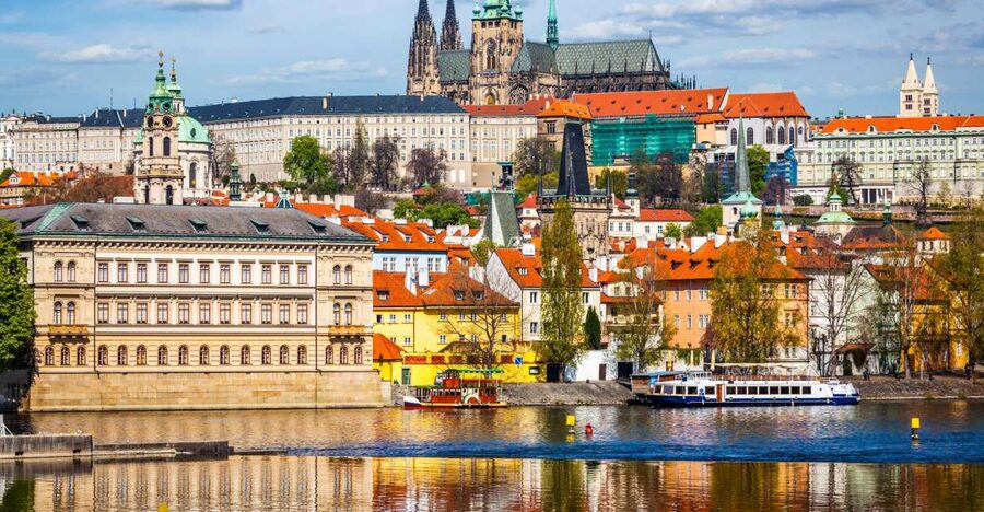 Prague: Full-Day Tour with Lunch and River Boat Cruise - What the guides add to the day