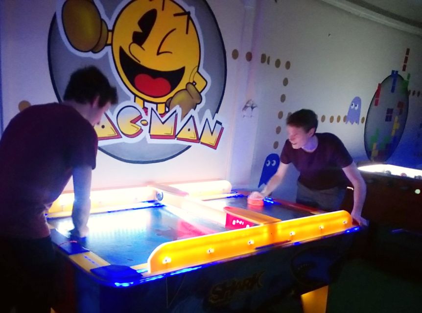 Prague: Glow Golf Mini Golf Game by UV Light - Who will enjoy this most