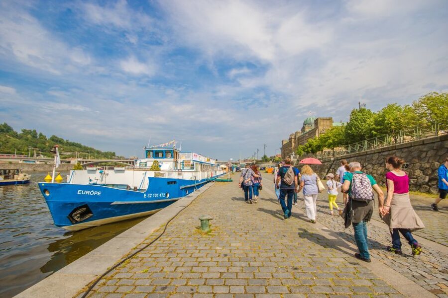 Prague: Guided Bus & Walking Tour with River Cruise & Lunch - Charles Bridge and Rudolfinum on foot