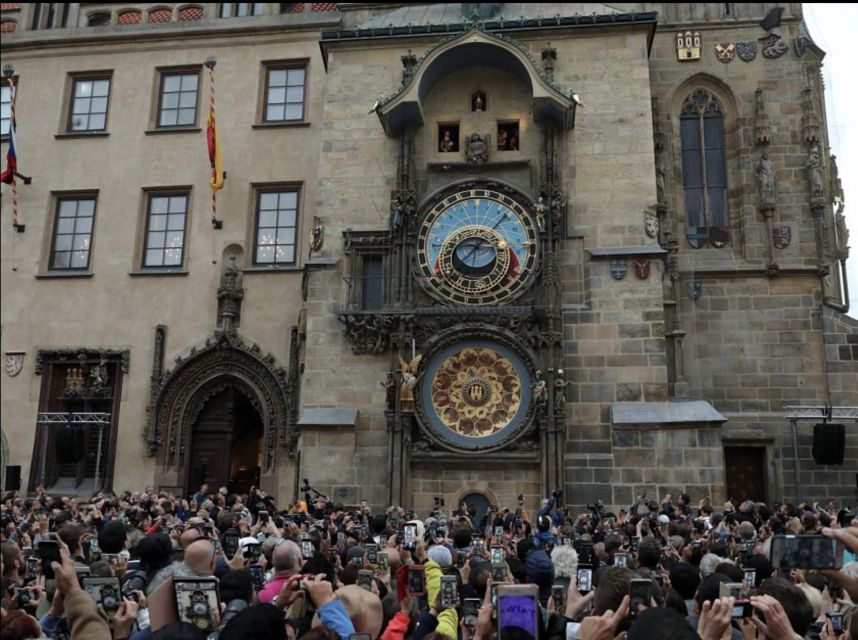 Prague: Half-Day City Highlights Walking Tour - Climbing through Lesser Town to the castle