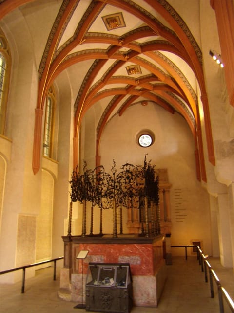 Prague: Jewish Quarter and Museum Guided Tour - The Old Jewish Cemetery in 25 focused minutes