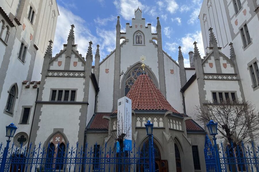 Prague: Jewish Town Guided Walking Tour - Walking into the Old Jewish Quarter