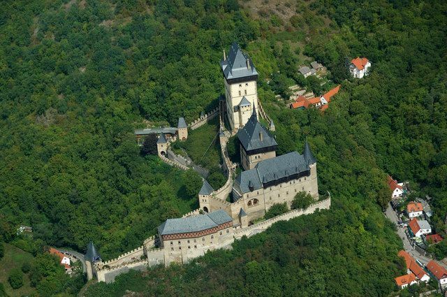 Prague: Karlštejn Castle Guided Tour with Entry Ticket - The ride from Prague and the pickup details