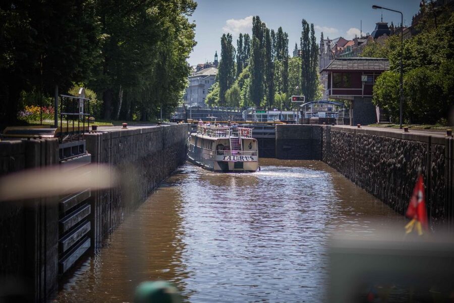 Prague: Lunch Cruise on Vltava River with open Buffet - Accessibility and the reality of boarding