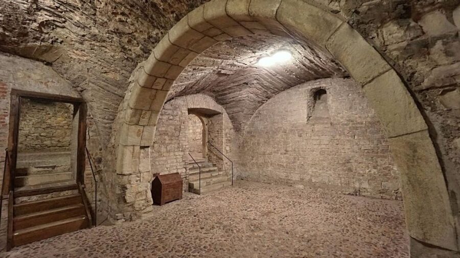 Prague: Medieval Underground Guided Tour - Meeting your guide at Old Town Hall