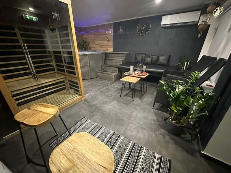 Prague: Modern Private Spa with Jacuzzi and Sauna - What happens during your two hours