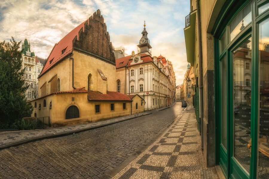 Prague: Old Town and Jewish Quarter 2-Hour Walking Tour - What the Jewish Quarter portion does well
