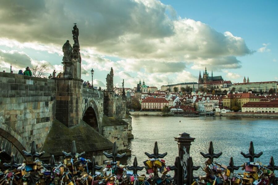 Prague: Old Town and Jewish Quarter Guided Tour in German - Key points at a glance