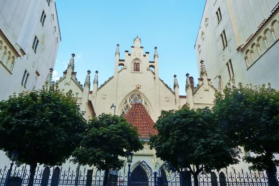 Prague: Old Town and Jewish Quarter Tour - Powder Tower and Municipal House: Prague’s grand entrance