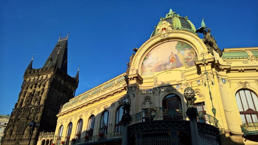 Prague: Old Town Guided Walking Tour and City Boat Ride - The boat transfer needs a practical warning