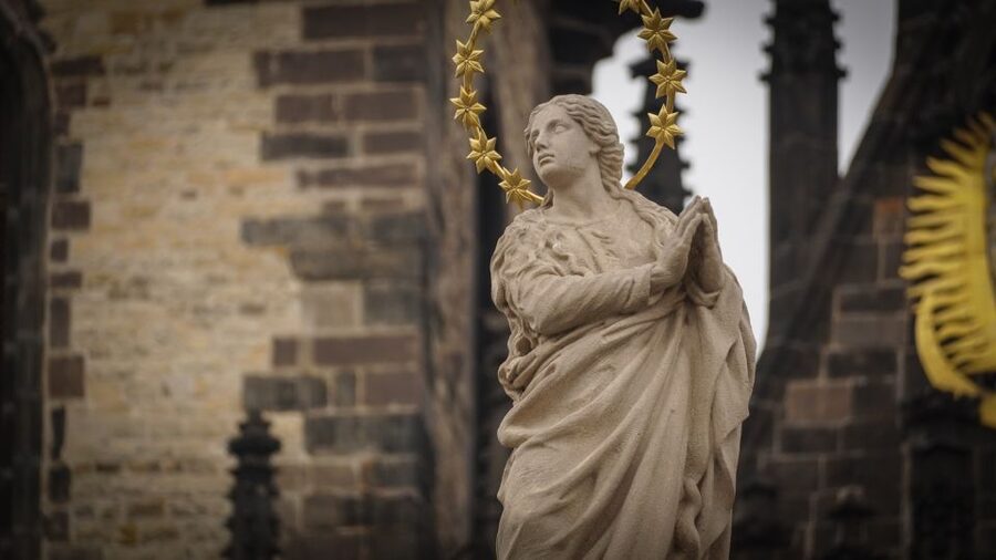 Prague: Old Town Highlights & Hidden Gems Guided Tour - Who should book this tour