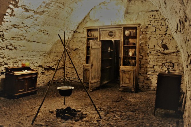 Prague Old Town, Medieval Underground and Dungeon Historical Tour - The strongest guides and the group-size issue