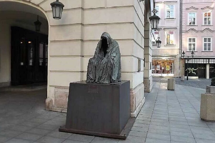 Prague: Old Town Tour & National Museum Skip-the-Line Ticket - Entering the National Museum without buying a ticket