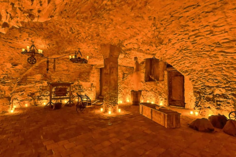 Prague: Oldtown, Medieval Underground & Dungeon History Tour - Key points at a glance