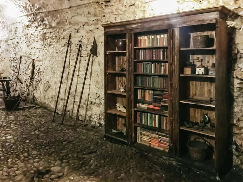 Prague: Oldtown, Medieval Underground & Dungeon History Tour - The guides make the biggest difference