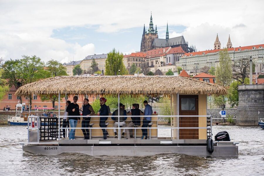 Prague: Party Tiki Boat Sightseeing Cruise with Drinks - What the shared table means for your group