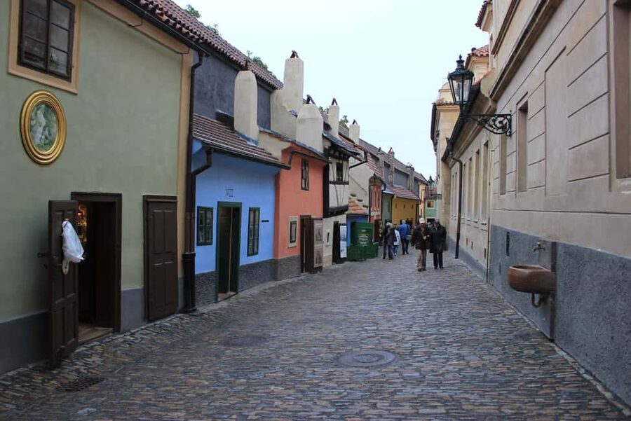Prague: Prague Castle & Charles Bridge – guided tour in German - A short look at Prague’s Lesser Town
