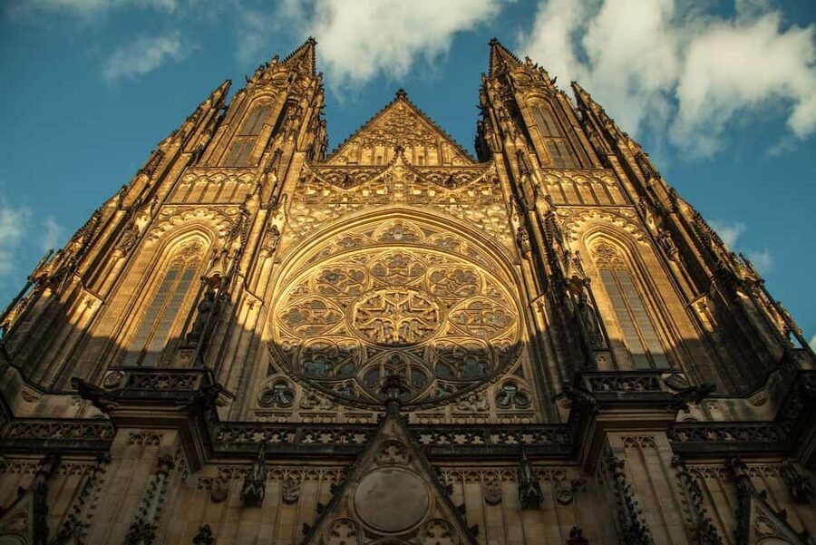 Prague: Prague Castle & Charles Bridge – guided tour in German - The tram ride up to Prague Castle