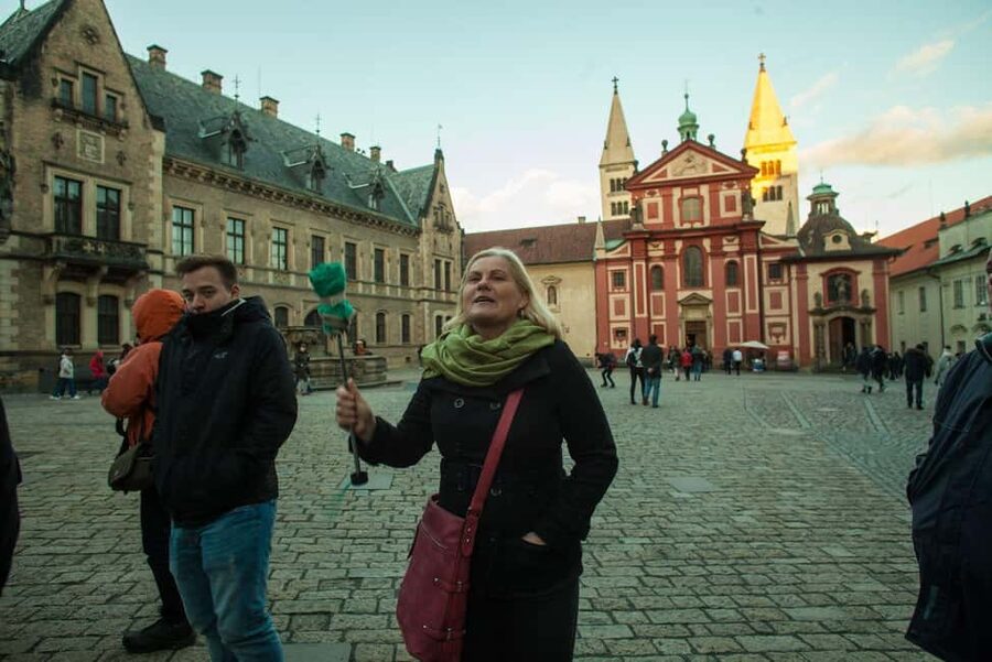 Prague: Prague Castle & Charles Bridge – guided tour in German - Hradčanské Square and the presidential palace