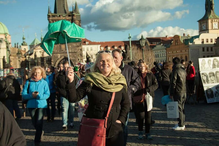 Prague: Prague Castle & Charles Bridge – guided tour in German - Crossing Charles Bridge toward Lesser Town