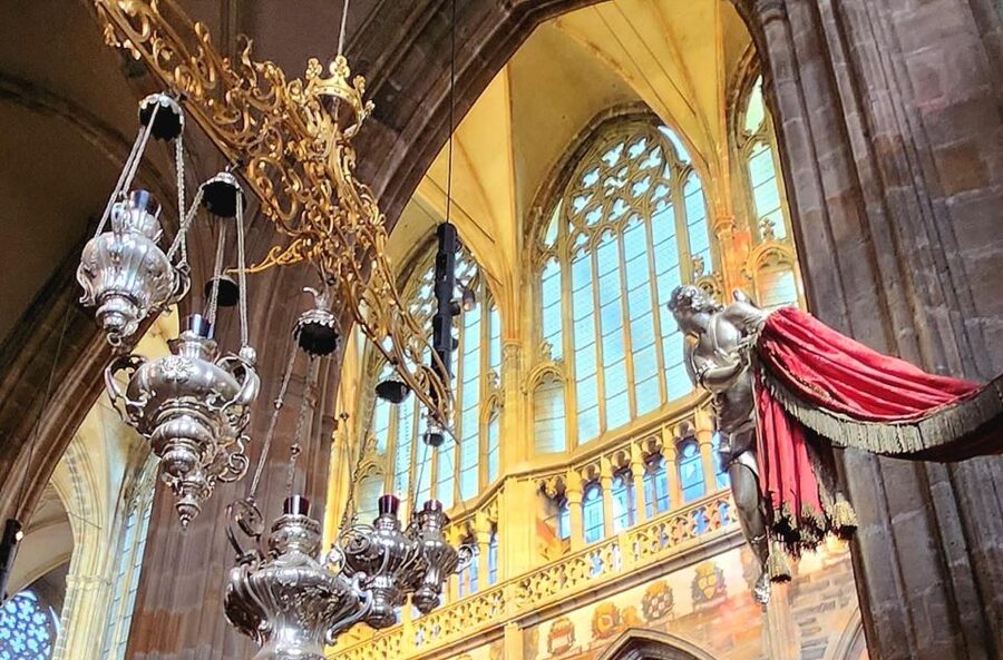 Prague: Prague Castle Private Walking Tour - St. George’s Basilica and the early medieval contrast