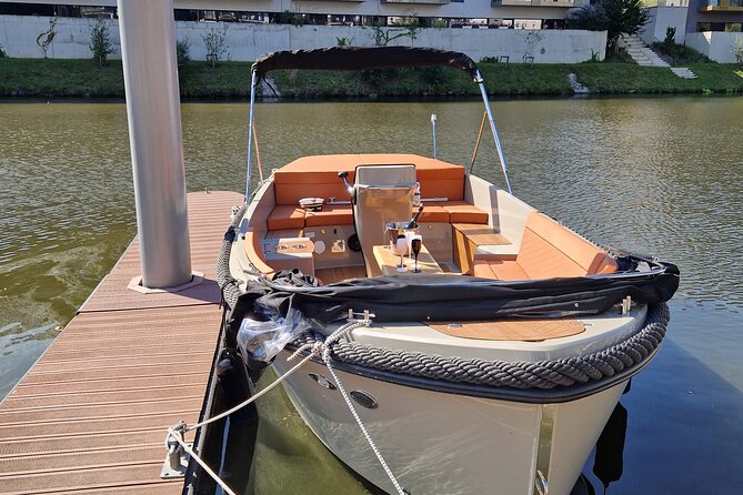 Prague Private Boat Tour - 2 Hours - Commentary that follows your interests