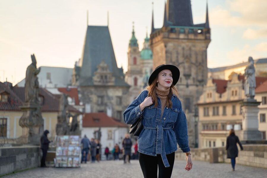 Prague: Professional Photoshoot at Charles Bridge - What happens during the 15 to 45 minute session