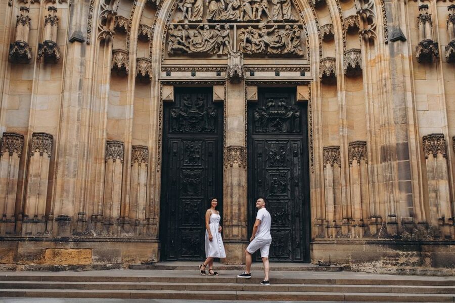Prague: Professional Photoshoot at Prague Castle - Meeting outside Prague Medieval Tavern