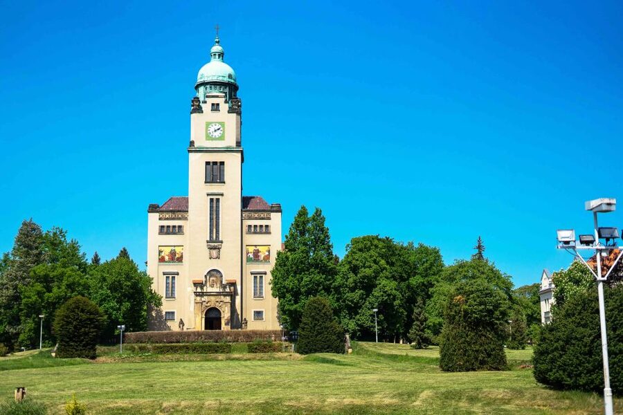 Prague: Psychiatric Hospital and Abandoned Cemetery Tour - Key points to know before you book