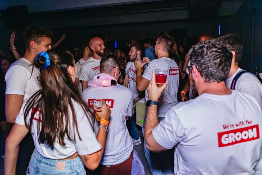 Prague: Pub Crawl with Unlimited Drinks & 5-floor Club Entry - The first bar: free drinks and fast introductions