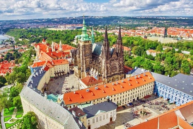 Prague's charming old places tour in Russian language - Old Town Square and the 3 pm Astronomical Clock