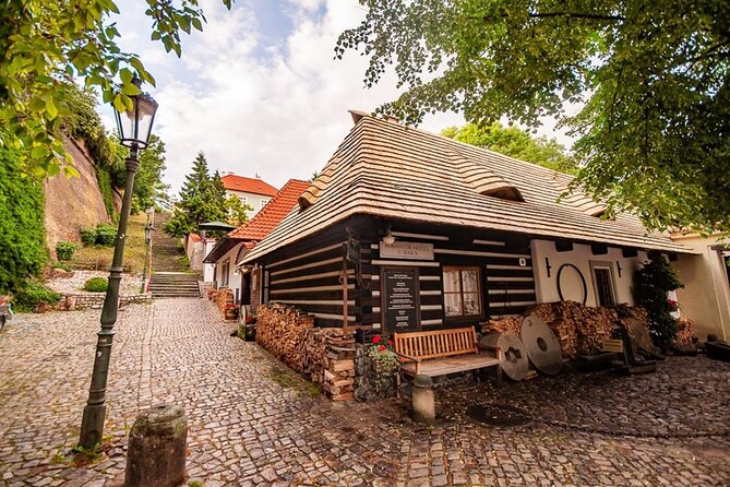 Prague's charming old places tour in Russian language - Crossing Charles Bridge to Kampa