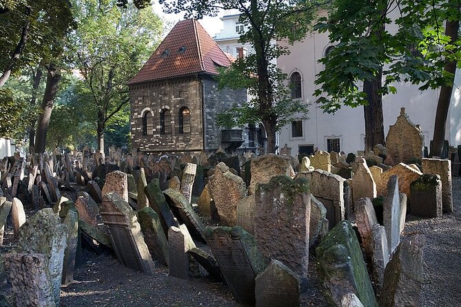 Prague's Jewish Quarter: A Self-Guided Audio Tour - Spanish Synagogue and the decision to go inside