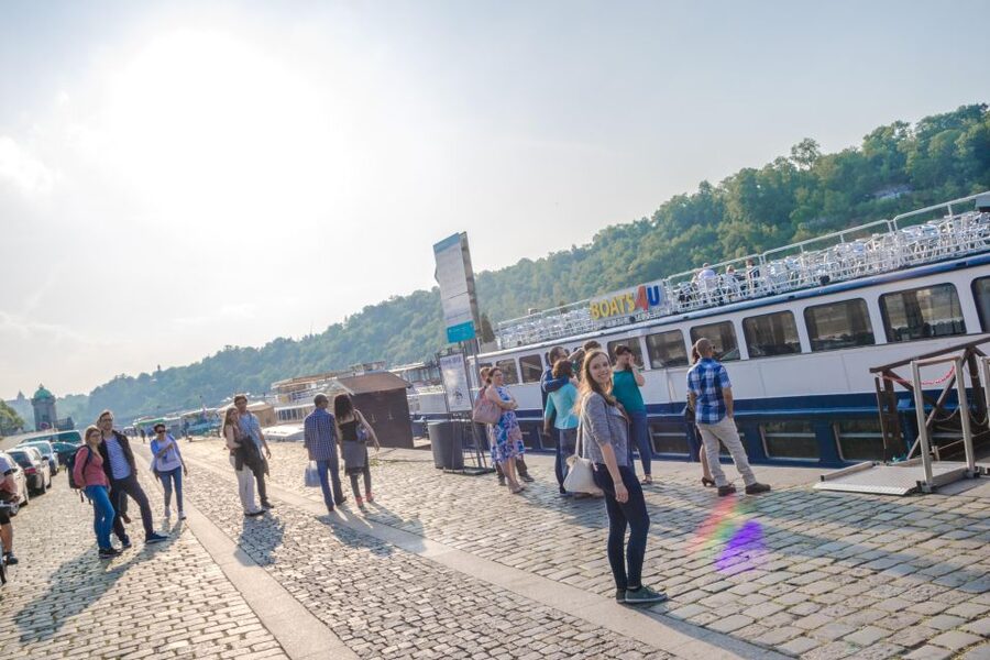 Prague: Sightseeing Boat Cruise with Buffet Dinner - FAQ