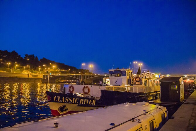 Prague: Sightseeing Boat Cruise with Buffet Dinner - The buffet dinner: plentiful, practical, and not fine dining