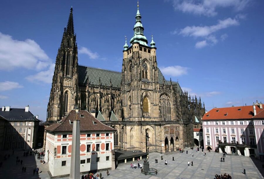 Prague: Stunning Viewpoints, Castle, City & Park Bike Tour - The guide makes the difference