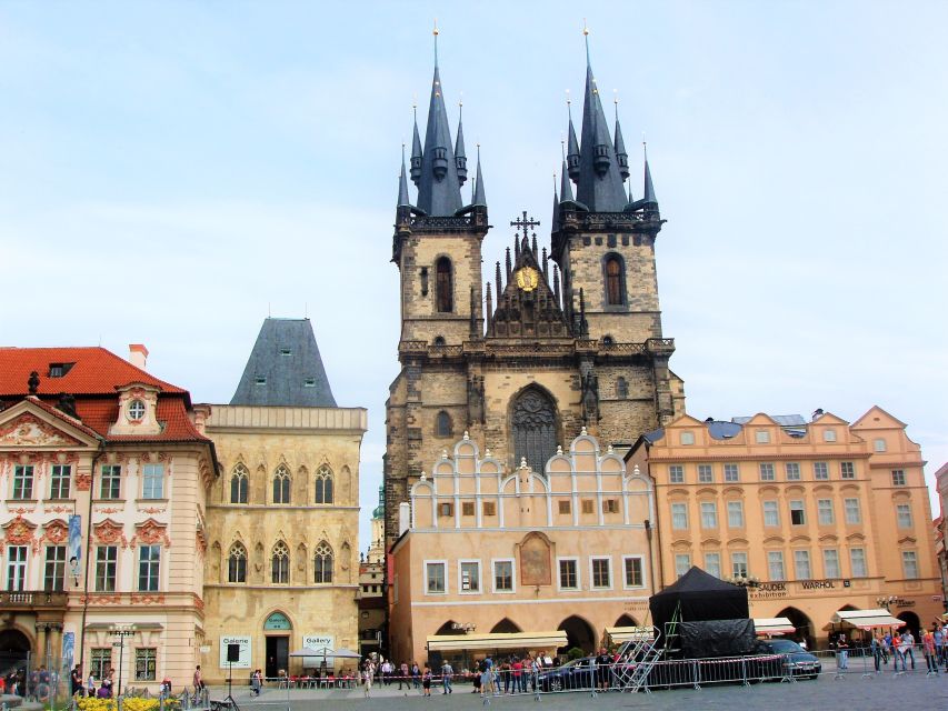 Prague: Tailored Sightseeing Tour in French - Old Town Square and the practical start
