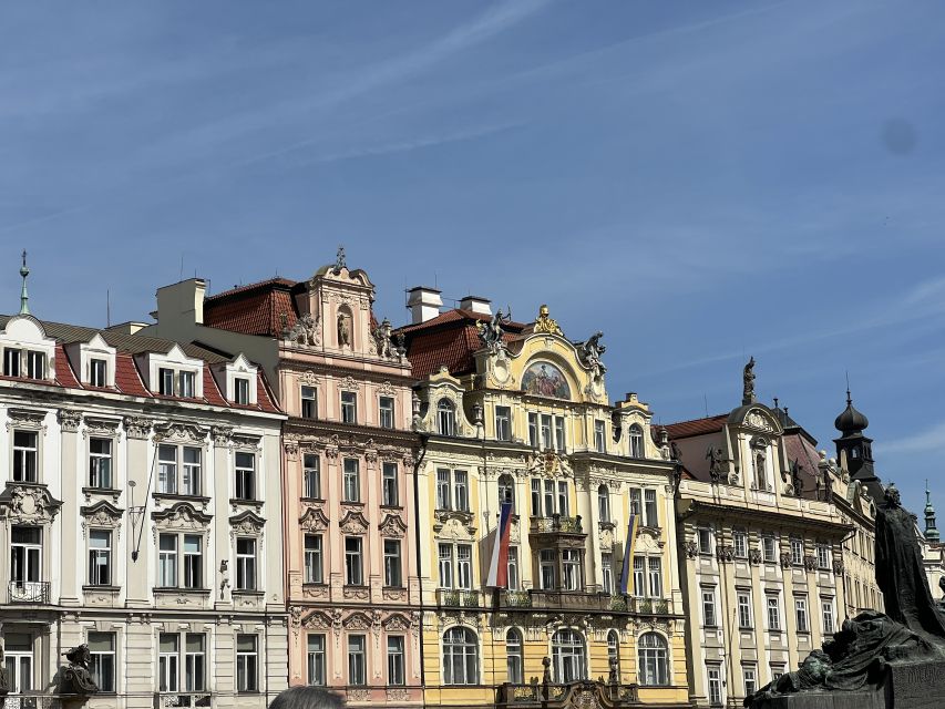 Prague Tour in Spanish - Finding the Guide With the Navy Blue Umbrella