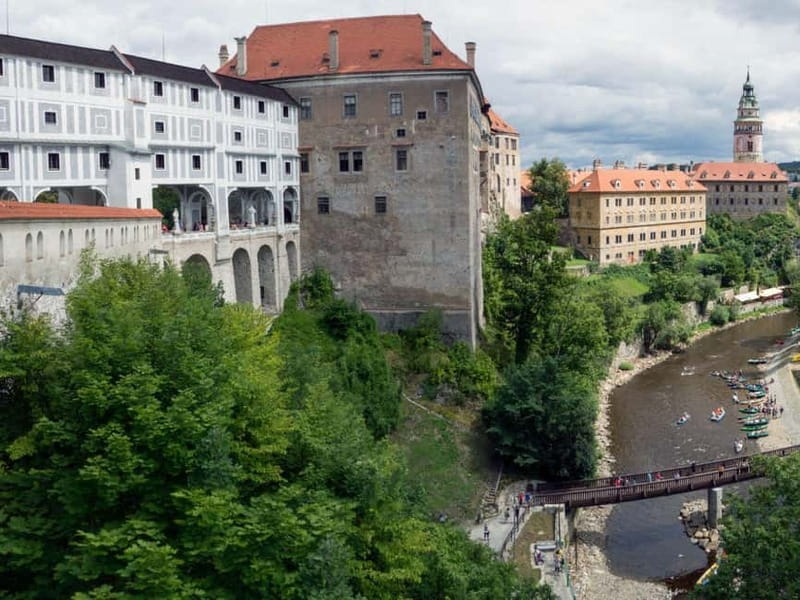 Prague: Transfer to Vienna via fabulous Cesky Krumlov - Guide style and group size