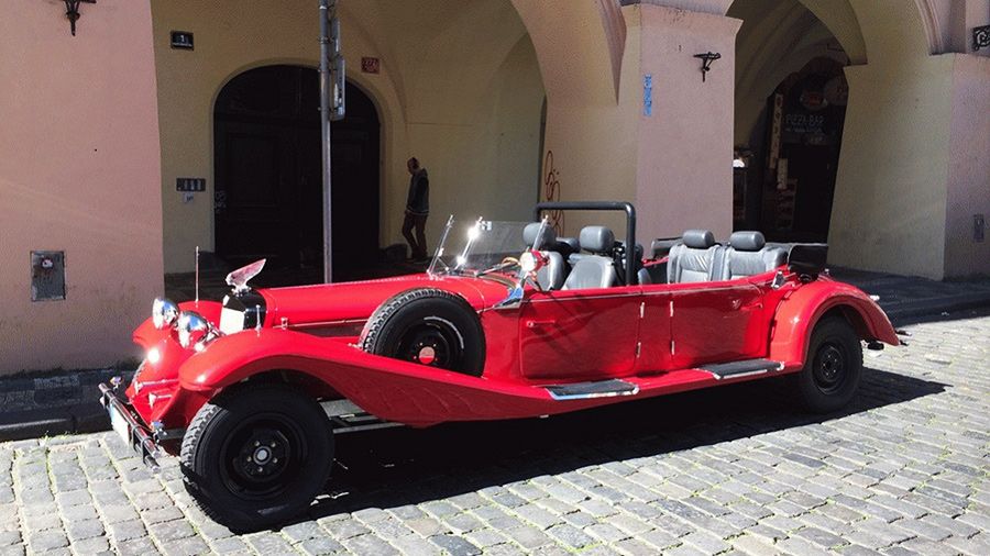 Prague: Vintage Car Ride and Walking Tour - Arriving at Prague Castle after one hour