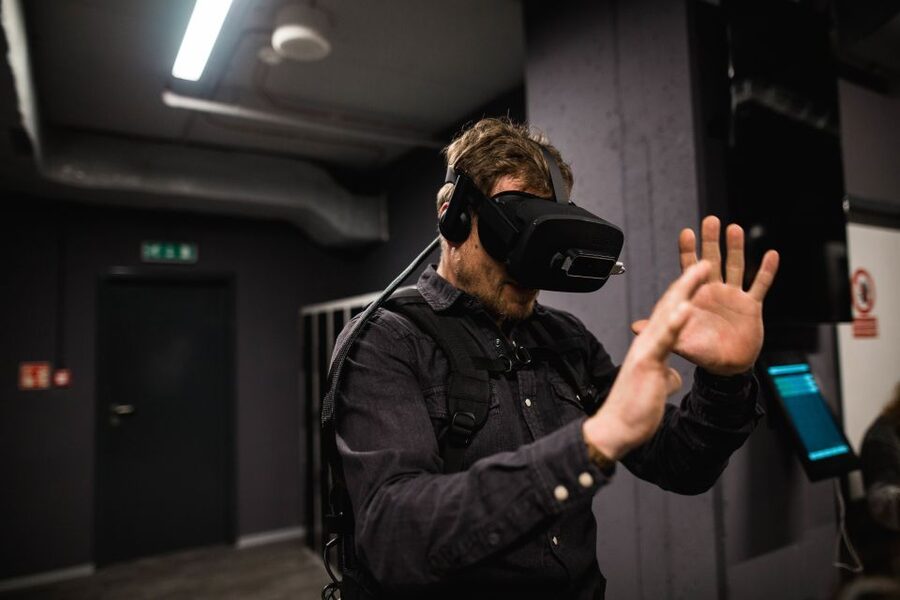 Prague: Virtual-Reality Time-Travel Experience to 1593 - Recognizing monuments in a city that no longer exists